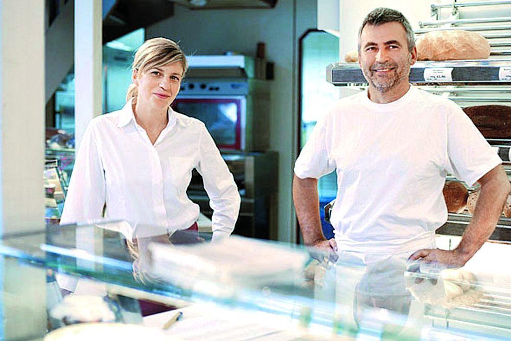Unternehmer stehen hinter der Theke einer Bäckerei
