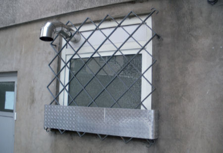 Fenster mit Gitter