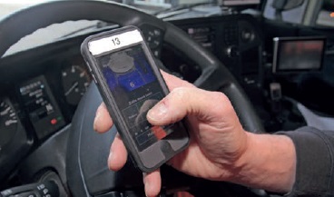 Auf dem Display des PDA sieht der Lkw-Fahrer die Siloffnungen seines
Fahrzeugs und bringt es jeweils genau unter der Verladegarnitur in Position.