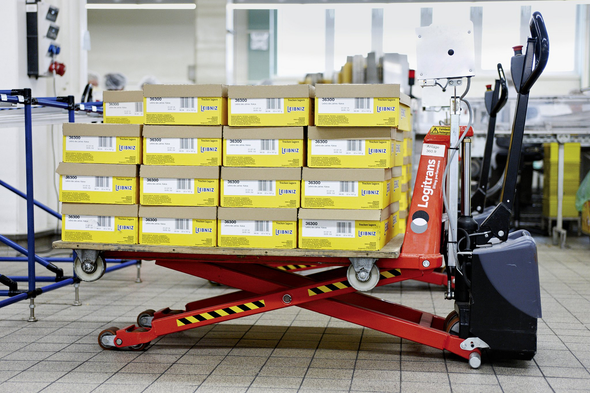 Hubwagen mit automatischer Höhenanpassung belagert mit Kartons