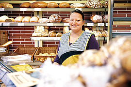 Bäckereiverkäuferin hinter der Theke