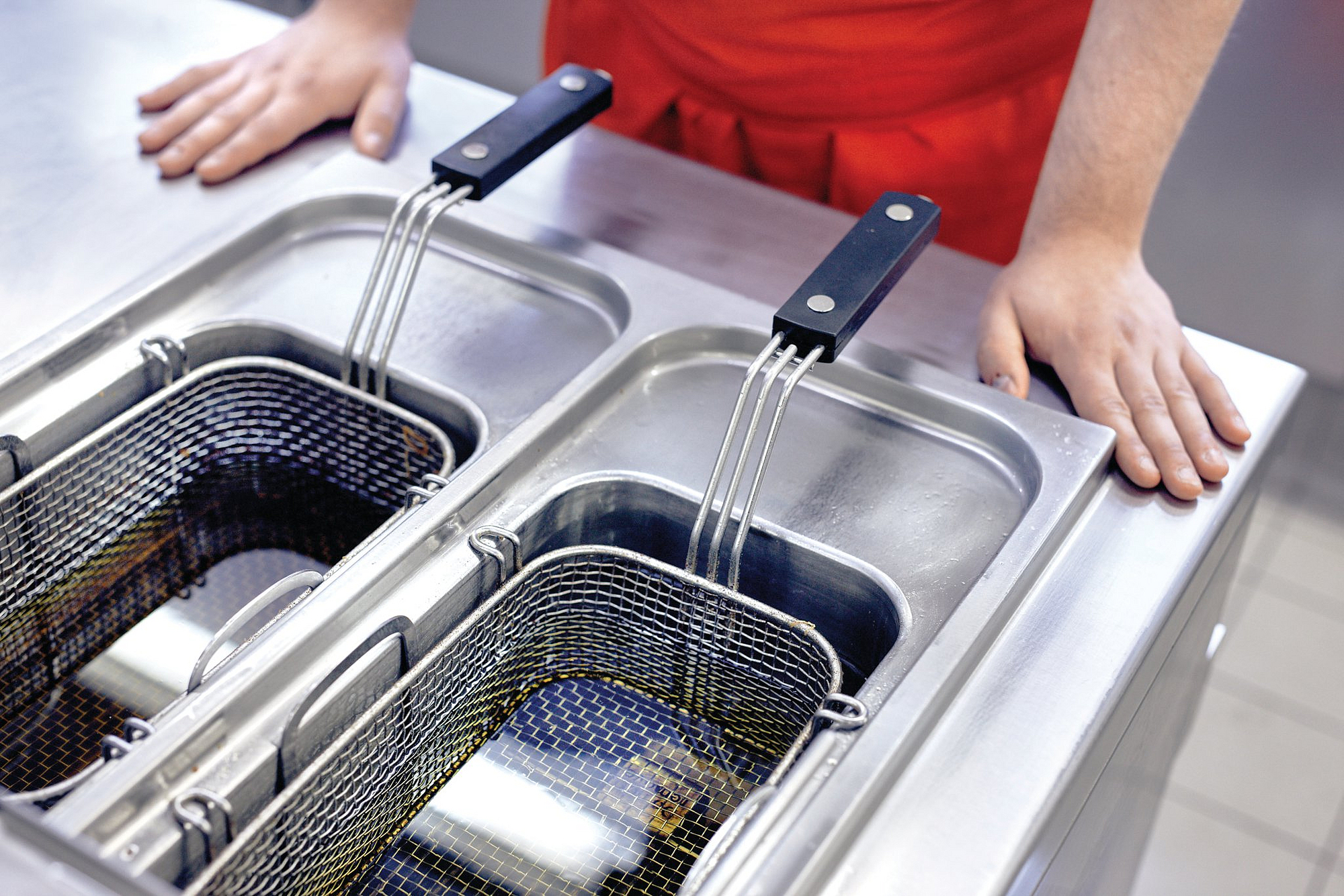 Doppelfritteuse wird beaufsichtigt