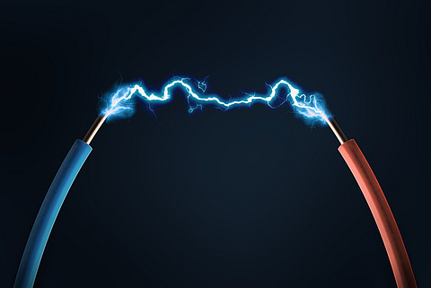 Zwei Kabel rot und blau und dazwischen sind Blitze zu sehen