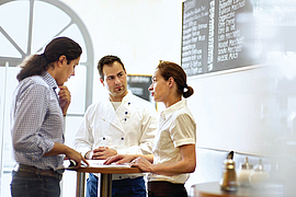 Mitarbeiterbesprechung in einem Gastronomiebetrieb