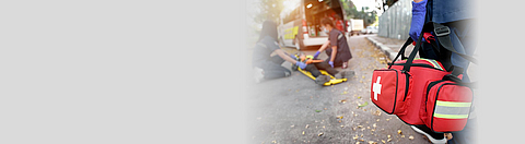 Rettungssanitäter kümmern sich um verletzte Person