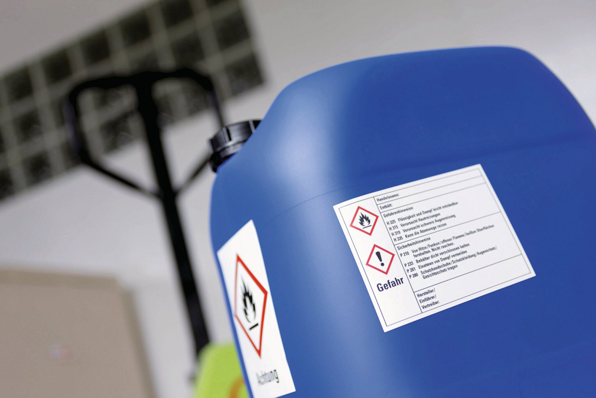 Gefahrstoffkanister mit GHS-Symbolen