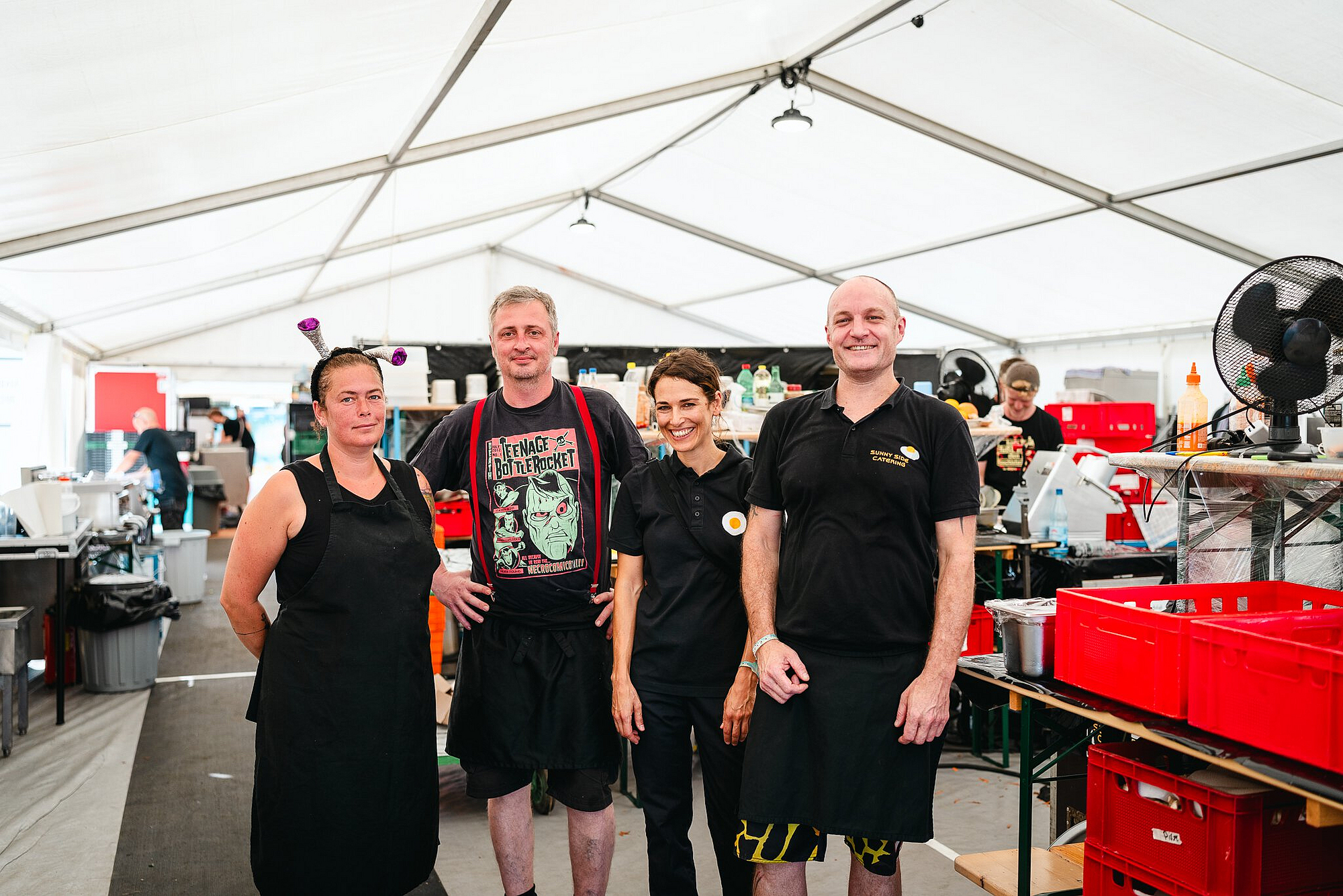 Kristina Block, Tobias Viebig, Clara Seipp und Paul Cusack (v. l. n. r.) von Sunny Side Catering im Küchenzelt beim Highfield-Festival.