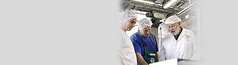 Unterweisung in Produktionshalle, 3 Personen