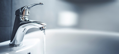 Großaufnahme eines Wasserhahns.