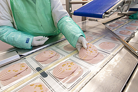 Manuelle Bestückung von Wurstverpackungen