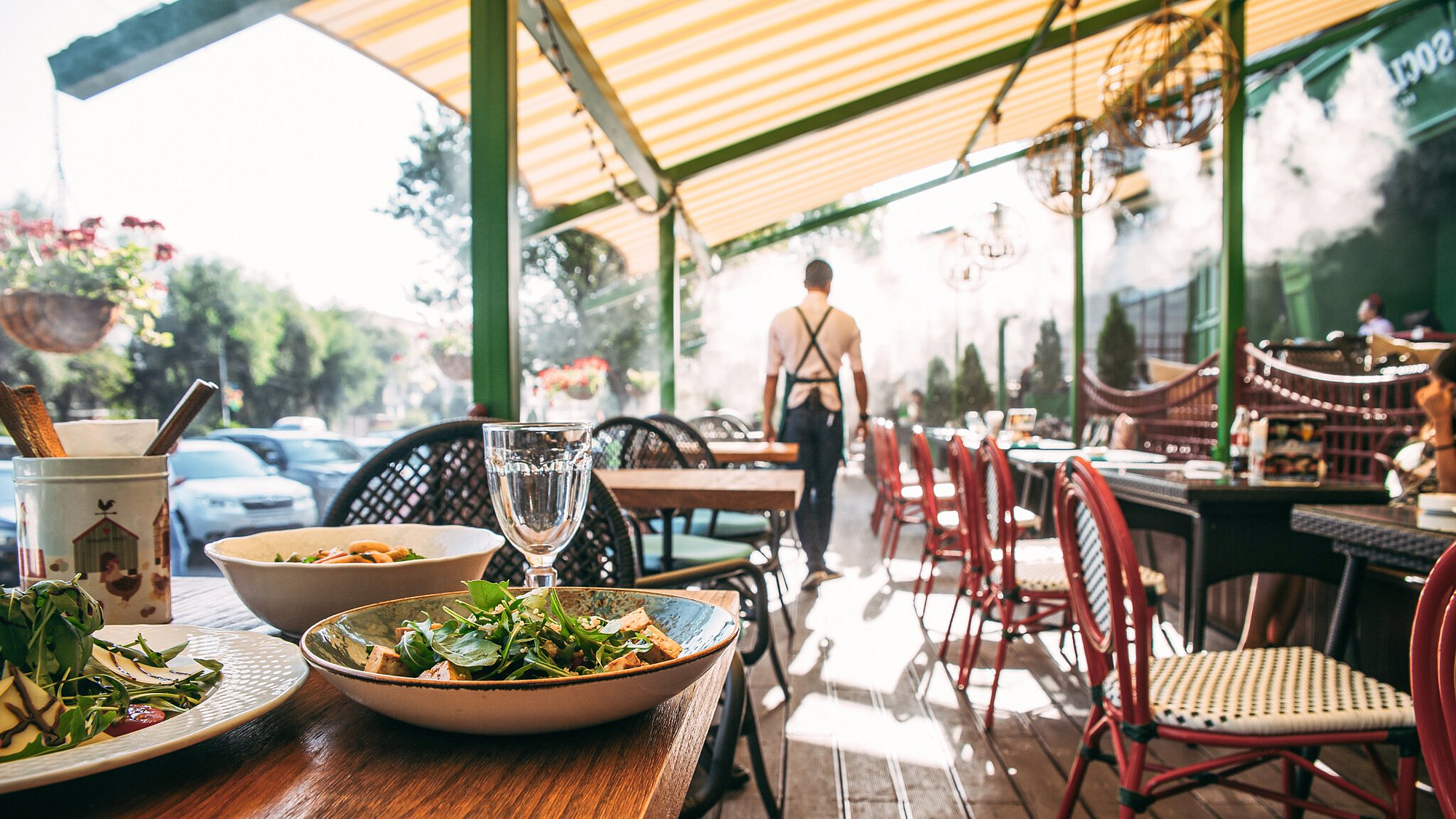 Außenterrasse eines Restaurants im Sommer