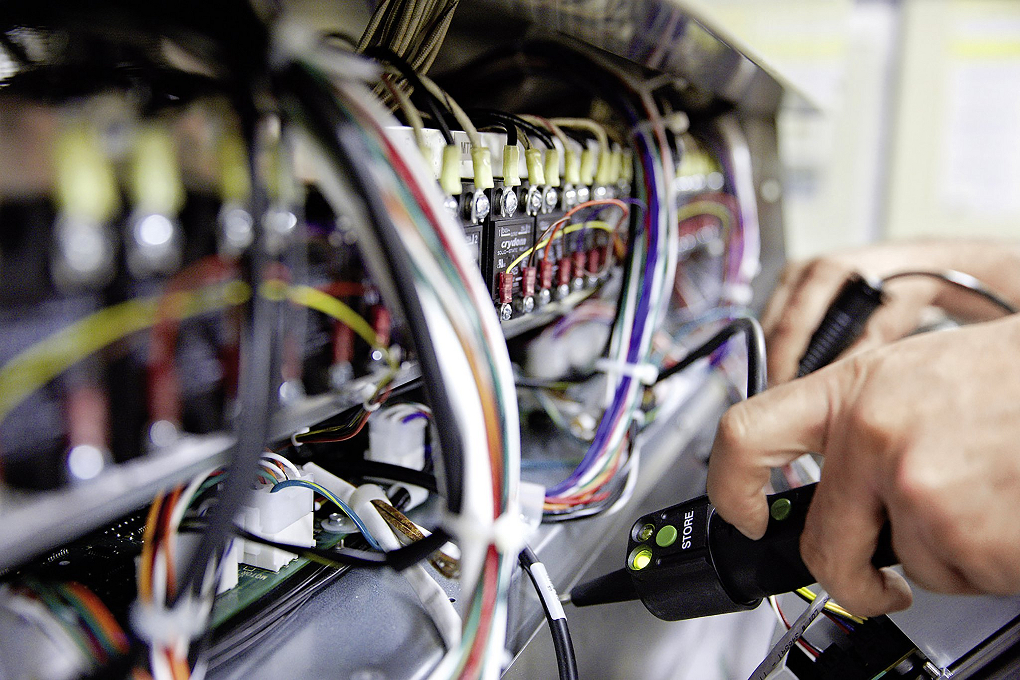 Eine Elektrofachkraft überprüft die elektrische Anlage
