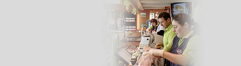 Fleischereiverkauf mit drei Beschäftigten