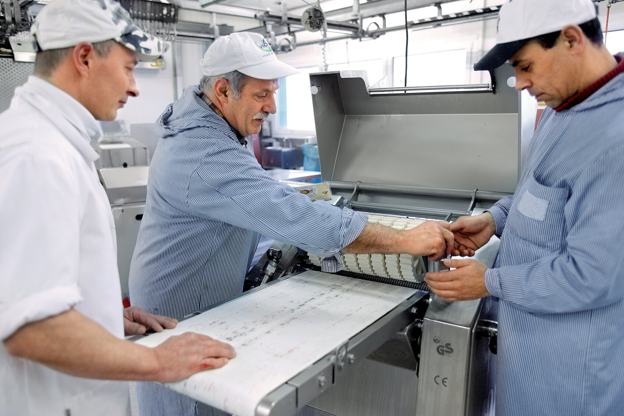 Unterweisungsgespräch an einer Entschwartungsmaschine