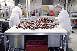 Zwei Mitabreiterinnen arbeiten am Schneidetisch, Präventionspreis 2014 Firma Steinhaus