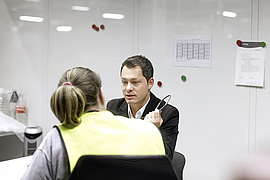 Mitarbeiterin hat einen Termin mit dem Betriebsarzt