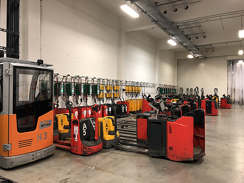 Ladehalle zum Laden von elektrisch betriebenen Gabelstaplern und Ameisen