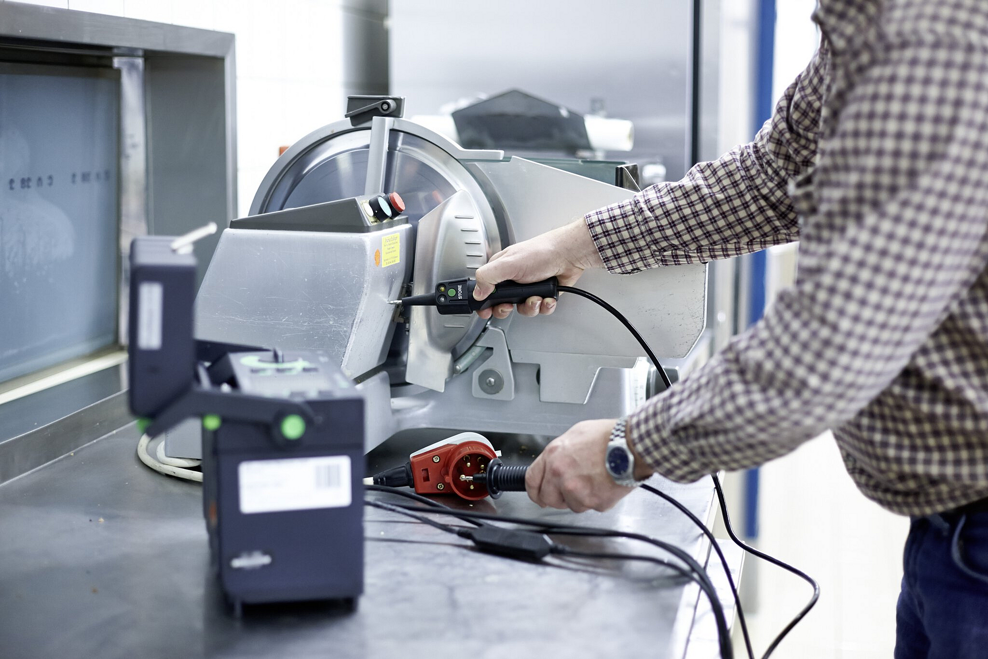 Elektro-Prüfung einer Aufschnittschneidemaschine