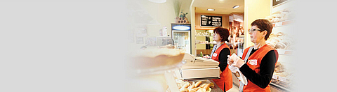 Zwei Bäckereifachverkäuferinnen im Verkauf