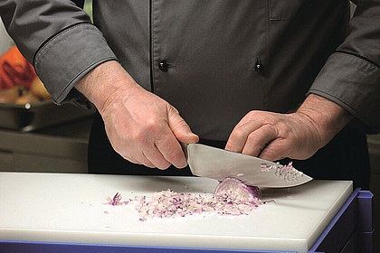 Koch schneidet Zwiebeln
