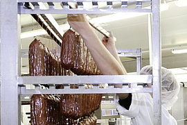 Einhängen/Entnahme von Wurststangen am Rauchwagen / Präventionspreis 2014 Firma Steinhaus