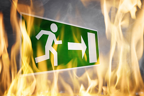 Fluchtweg mit Flammen, Evakuierung