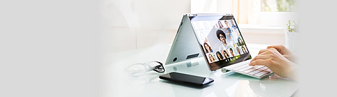 Tablet zeigt mehrere Personen bei einem Online-Meeting.