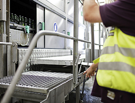 Höhenverstellbarer Laufsteg mit einem Hebelmechanismus