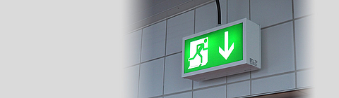 Alarmierung und Evakuierung: Schild E002 Rettungsweg Notausgang über Tür