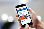 Hände halten ein Smartphone auf dem die BGN-App Intralog angezeigt wird.