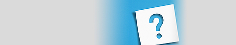 Notizpapier mit Fragezeichen auf blauem Panoramahintergrund