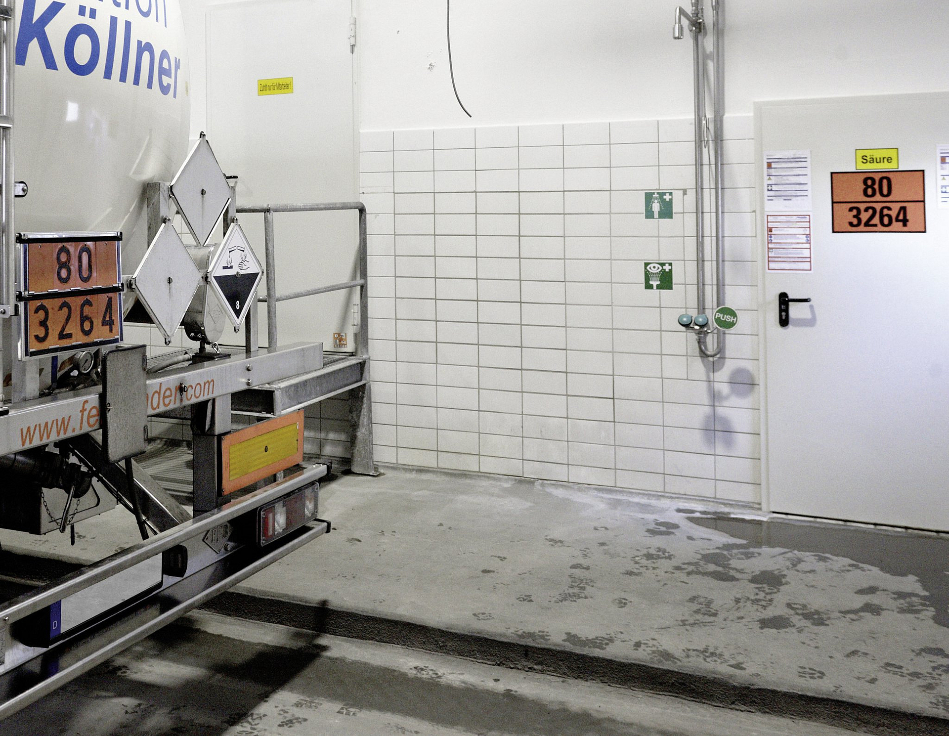 Abtanken von Säuren und Laugen