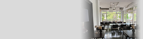 Gaststätte mit dunkeln Möbeln