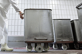 Mann schiebt Kutterwagen