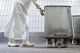 Mann schiebt Kutterwagen