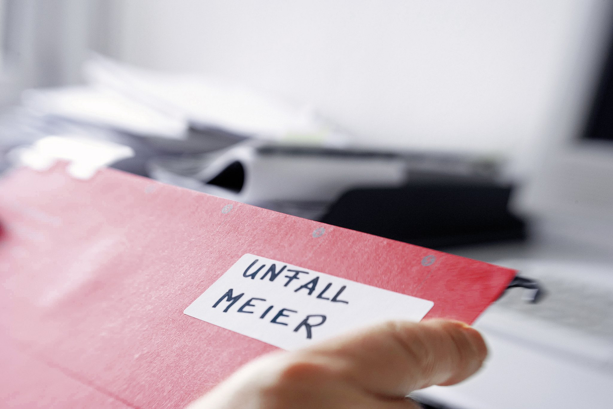 Eine Unfallakte wird in die Hand genommen