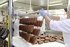 Einhängen/Entnahme von Wurststangen am Rauchwagen /Präventionspreis 2014 Firma Steinhaus