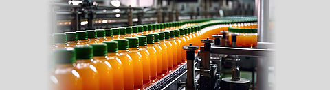 Getränkeflaschen auf  Fliesband