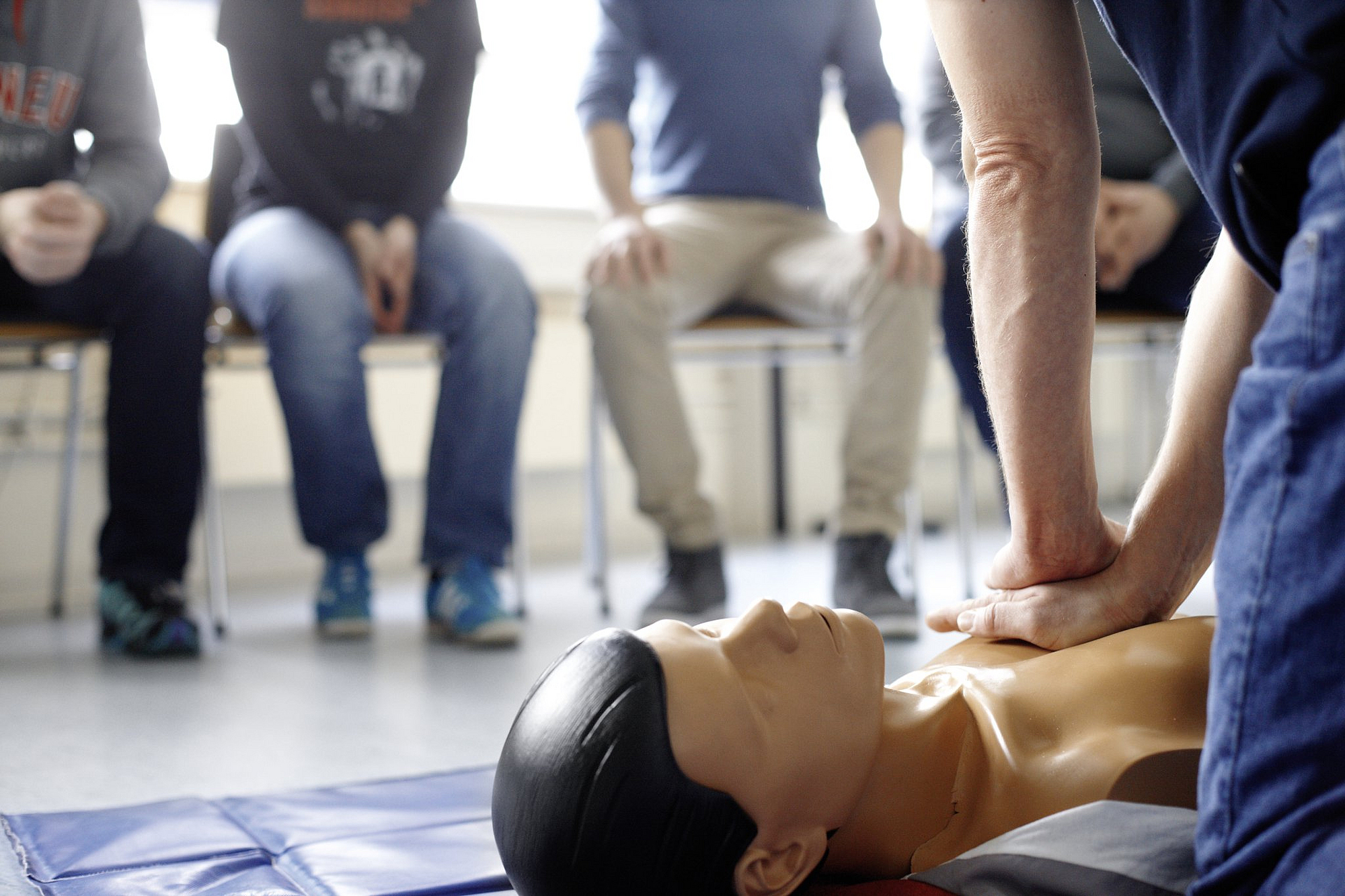 Bei einem Erste Hilfe-Kurs wird die Reanimation an einer Puppe geübt.