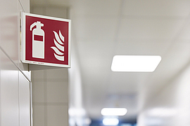 Brandschutzzeichen F001  Feuerlöscher im Durchgang zur Küche