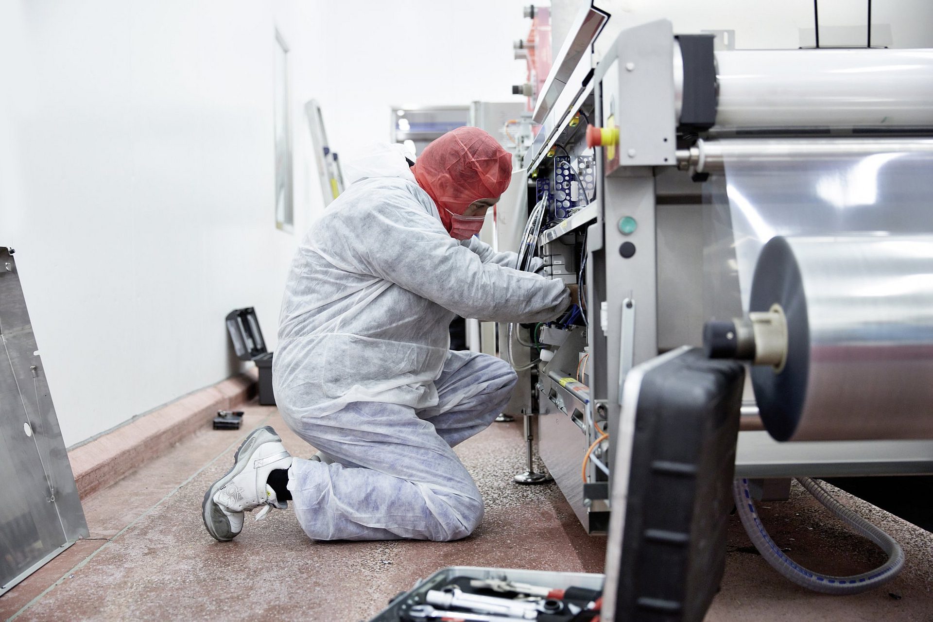 Reparaturen mit speziellem Werkzeug und Schutzanzug