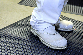 Noppenmatte, auf der jemand steht