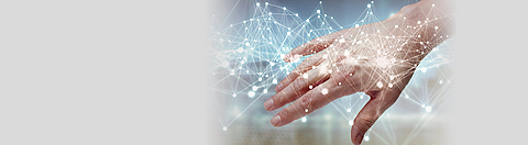 Hand vor leuchtendem Hintergrund