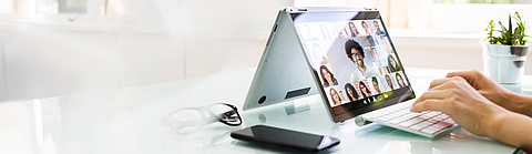Bildschirm eines Tablets zeigt Teilnehmende an einem Online-Meeting.