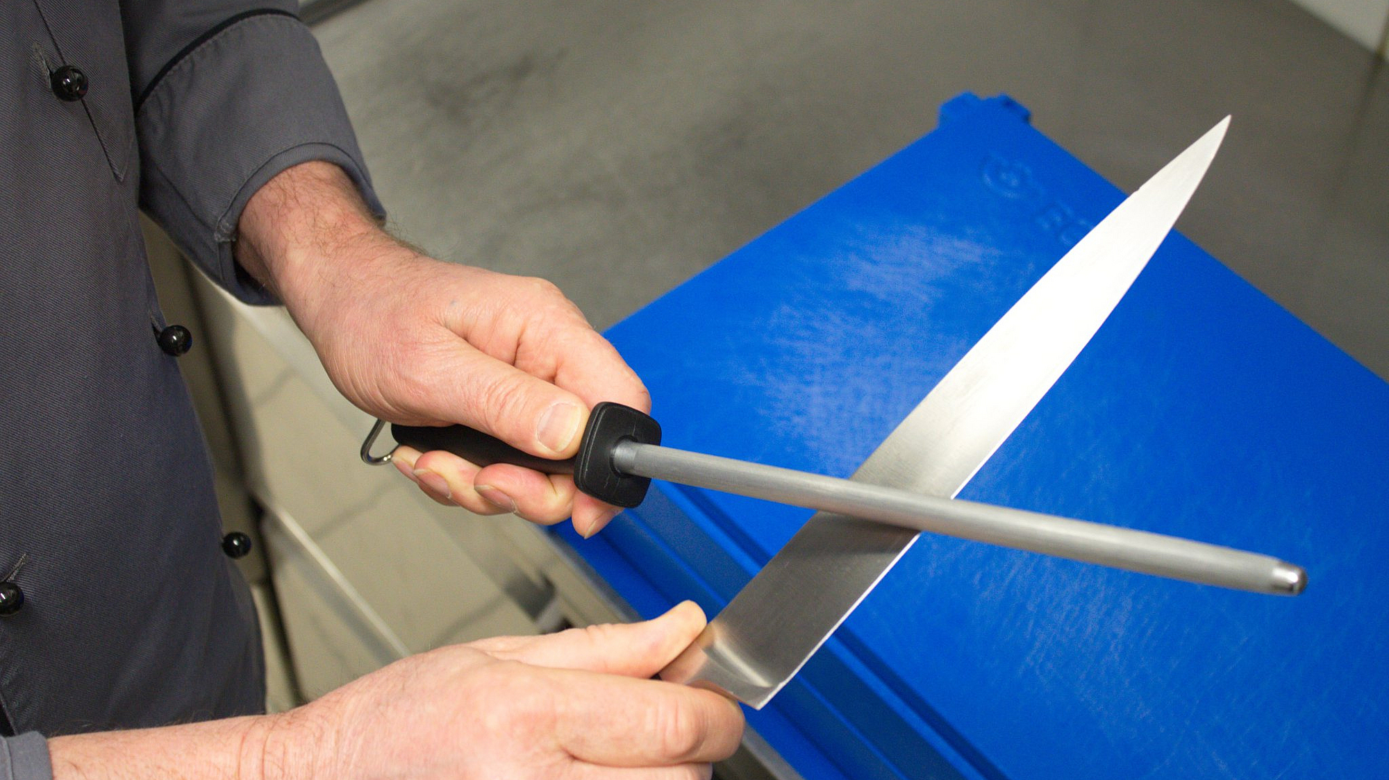 Koch wetzt Messer