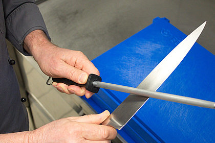 Koch wetzt Messer