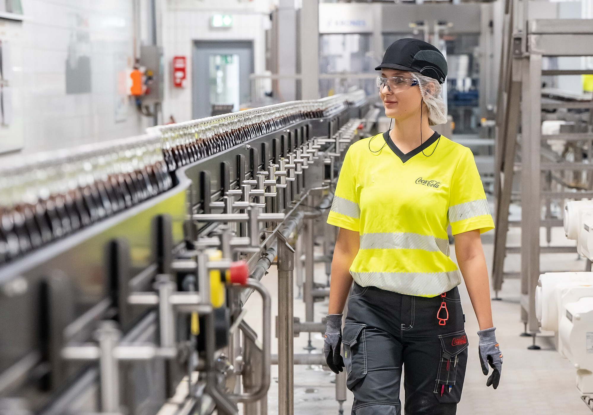Frau in Produktionshalle Getränkeindustrie