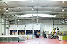 gut beleuchtete Halle mit Lampen an der Decke