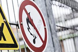 Warnschild Explosionsgefährdung hängt an einem Zaun