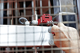 Manipulation einer Schutzeinrichtung (Schutzschalter)